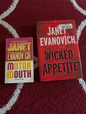 Janet Evanovich Paperback & Hardcover Set